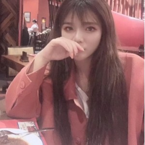 林逸楠：高颜值长腿女神