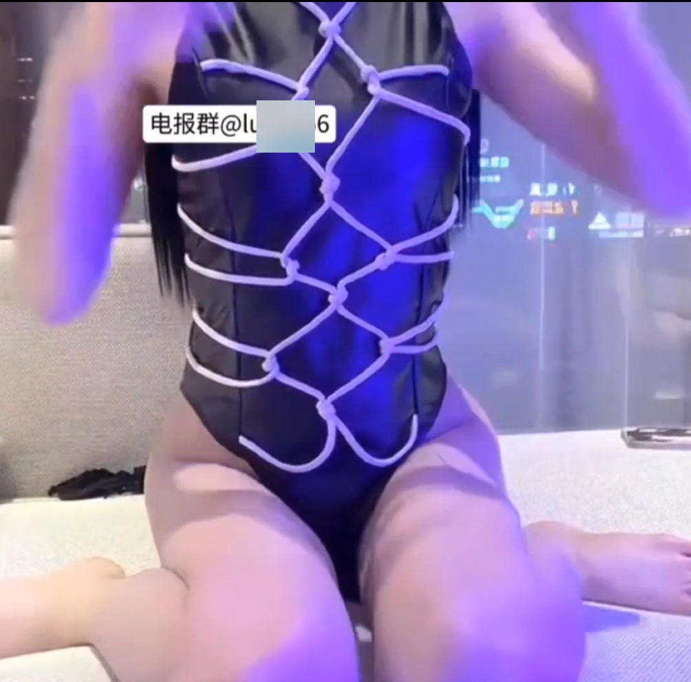 抖音百万粉丝网红o软糖糖o 有趣服放飞自我，喷在沙发上1V193M百度盘