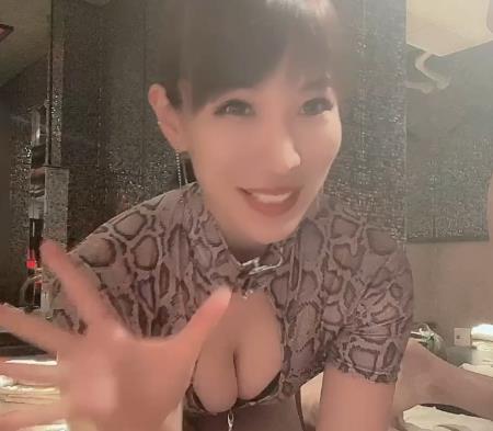 超辣娜苏米OnlyFans抖M合集2部1.7G