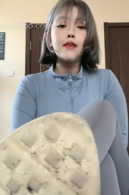 抖阴扶摇殿下蜜桃臀坐垫训练1V300M优质弧线