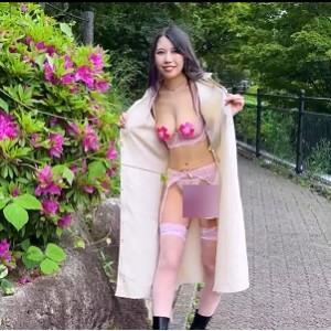 酒店靓女互动狂欢1V2G吊带袜